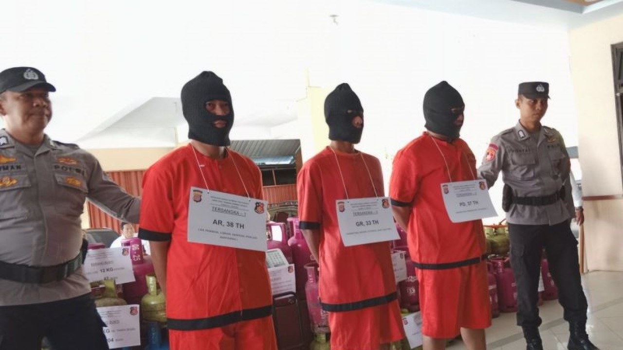 Polda DIY menghadirkan tiga orang tersangka kasus penyalahgunaan gas elpiji tiga kilogram bersubsidi saat konferensi pers di Mapolda DIY, Sleman, DI. Yogyakarta, Senin (5/2/2024) (ANTARA/Luqman Hakim)