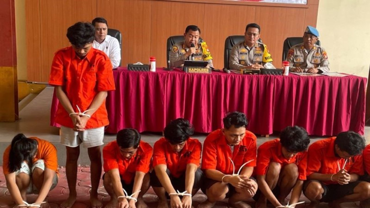 Kapolres Metro Jakarta Pusat Kombes Susatyo Purnomo Condro gelar konferensi pers terkait tahanan yang kabur dari Polsek Tanah Abang di Polres Metro Jakarta Pusat, Kamis (22/2/2024). ANTARA/Lifia Mawaddah Putri.