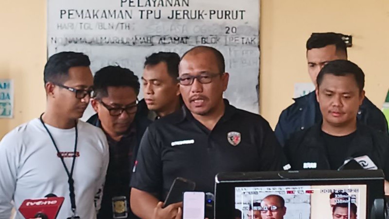 Direktur Reserse Kriminal Umum (Dirreskrimum) Polda Metro Jaya Kombes Pol Wira Satya Triputra (kedua kanan) memberi keterangan kepada media di Jakarta, Selasa (6/2/2024). ANTARA/Khaerul Izan