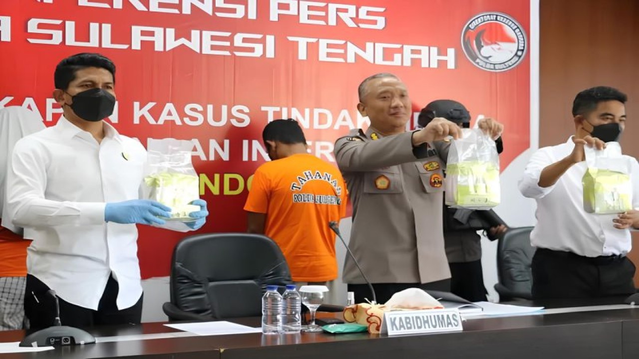 Arsip foto - Kabidhumas Polda Sulteng Kombes Pol. Djoko Wienartono memperlihatkan barang bukti narkoba kepada awak media. ANTARA/HO-Humas Polda Sulteng.
