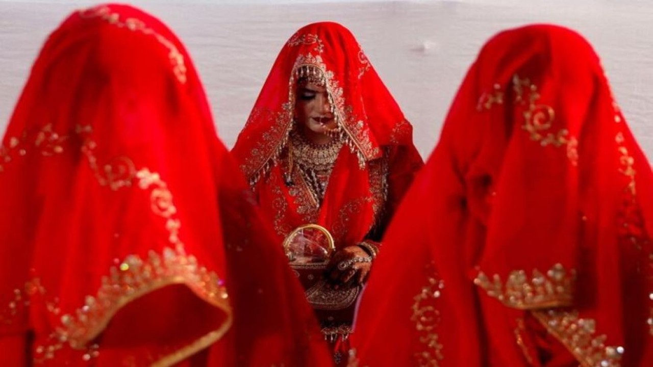 Wanita Muslim terlihat saat upacara pernikahan massal, di mana 51 pasangan Muslim mengucapkan sumpah pernikahan mereka, di Mumbai, India, 14 Januari 2024. (Dok/Francis Mascarenhas/Reuters)
