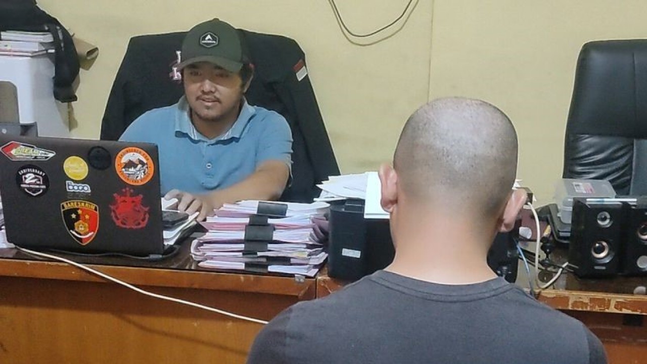 Terduga pelaku pencabulan terhadap belasan siswa SD Negeri di Kecamatan Cipanas, Kabupaten Cianjur, Jawa Barat, menjalani pemeriksaan di Mapolres Cianjur, Kamis (29/2/2024).(ANTARA/Ahmad Fikri). (Ahmad Fikri)