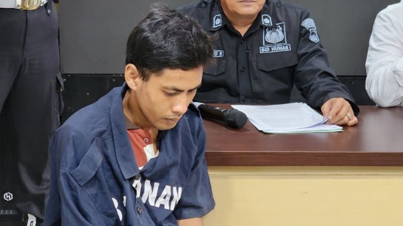 Pelaku begal payudara yang mengincar siswi sekolah di Kota Semarang dihadirkan saat pers rilis di Mapolrestabes Semarang, Senin. (ANTARA/I.C. Senjaya)