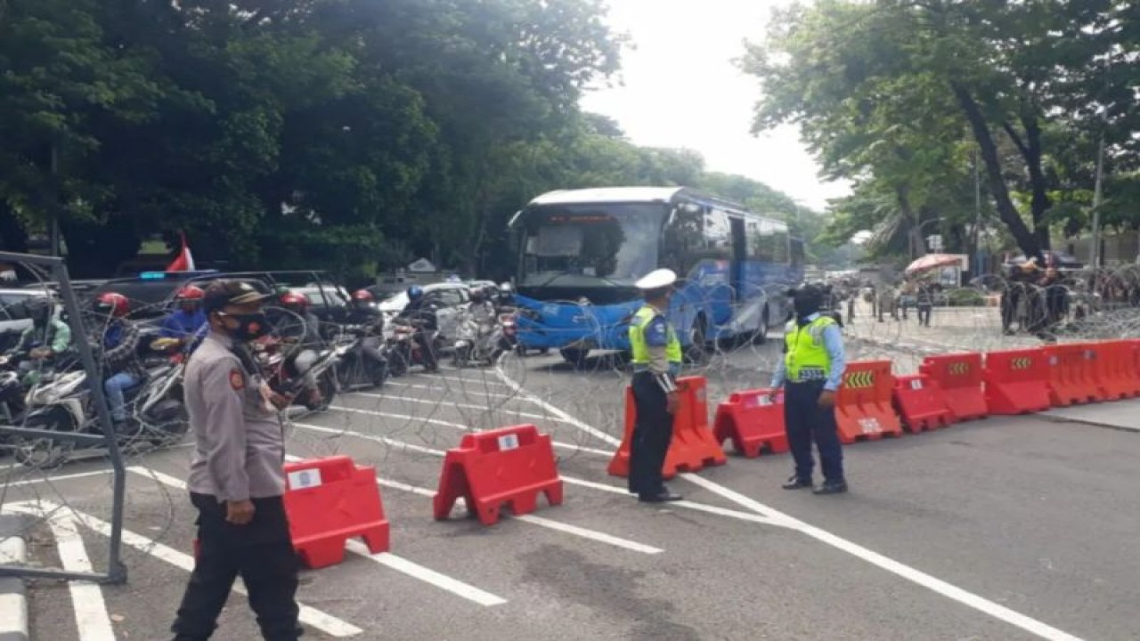 ARSIP FOTO - Penutupan jalan di kawan Ir.H. Juanda antisipasi aksi penolakan UU Cipta Kerja di sekitar Patung Kuda Arjuna Wiwaha, Rabu (28/10/2020). (ANTARA/HO/Humas TransJakarta)