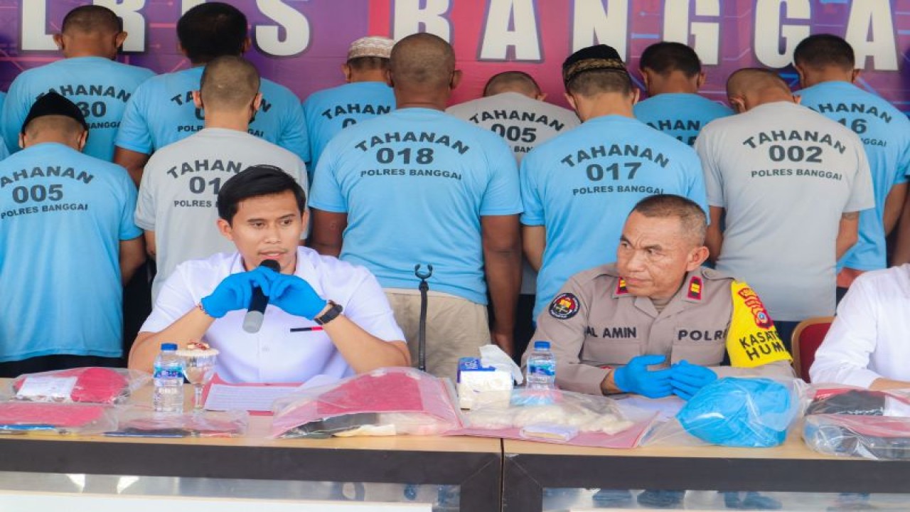 Kasat Narkoba Polres Banggai IPTU I Gede Wira Putra Hendana (kiri) memberikan keterangan kepada awak media pada saat konferensi pers di Kabupaten Banggai, Sulteng, Senin (5/2/2024). (ANTARA/HO-Humas Polda Sulteng)