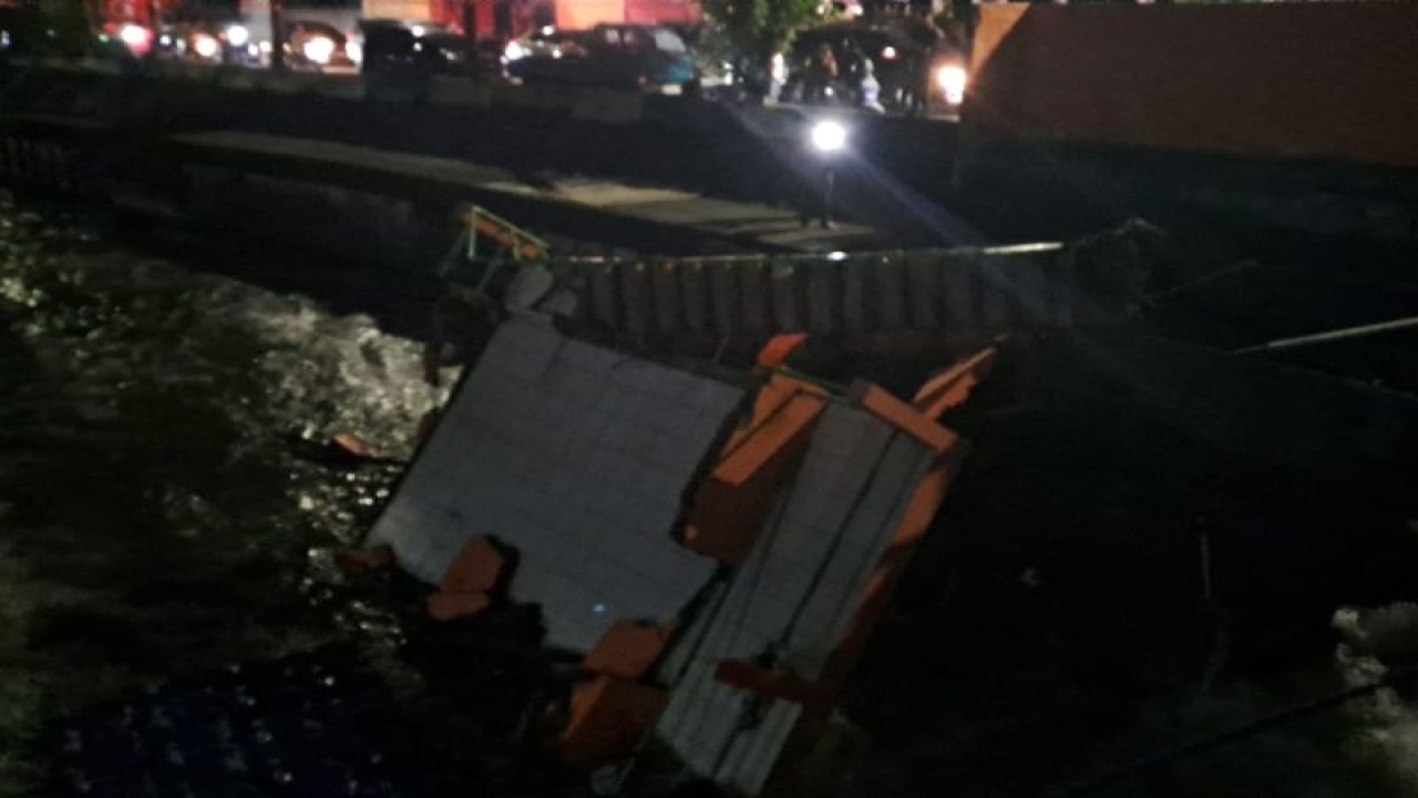 Kondisi pos pantau air di Palmerah, Jakarta Barat, Jakarta yang jebol pada Senin (5/2/2024). sekitar pukul 14.30 WIB akibat tergerus air Kali Inspeksi Grogol. ANTARA/HO