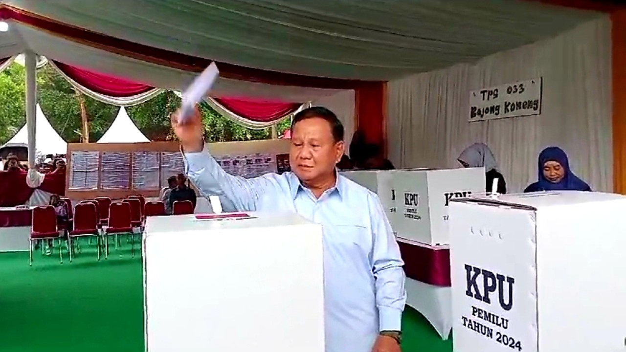 Capres Prabowo Subianto sedang memasukan surat suara ke kotak suara Pemilu 2024/Nusantaratv.com