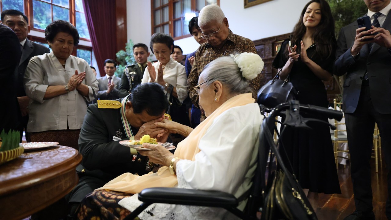 Menhan Prabowo Subianto saat sungkem dengan adik ayahnya, Sukartini Silitonga-Djojohadikusumo. (Dok.)