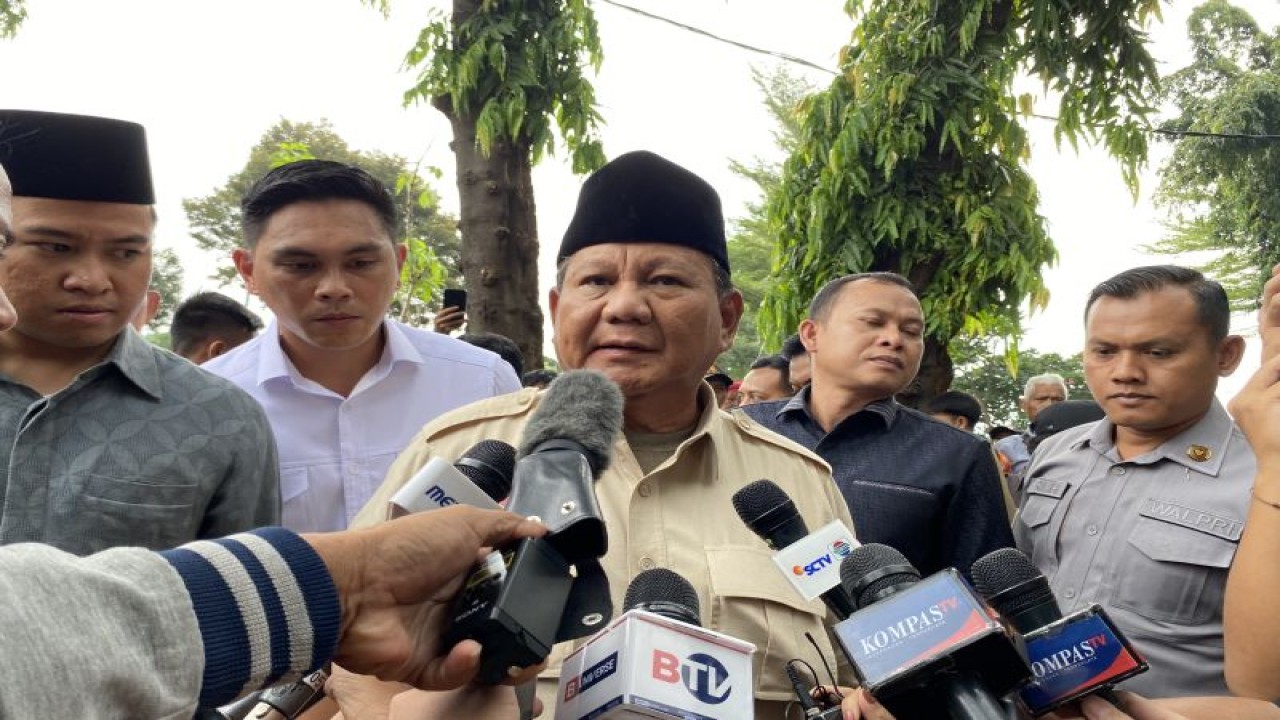 Calon presiden nomor urut 2 Prabowo Subianto memberi keterangan usai berziarah ke makam ayahnya Sumitro Djojohadikusumo di Taman Pemakaman Umum (TPU) Karet Bivak, Jakarta, Kamis (15/2/2024). ANTARA/Fath Putra Mulya