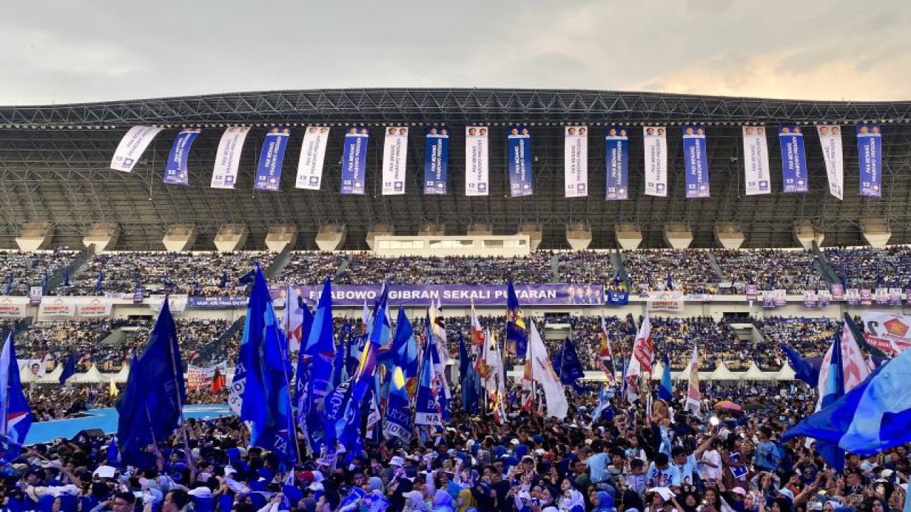 Ratusan ribu masyarakat turut hadir dalam acara kampanye akbar capres-cawapres nomor urut 2 Prabowo-Gibran dalam gelaran yang bertajuk “Koalisi Indonesia Maju dan Relawan Jabar Temu Kader Pagelaran Anak Negeri Prabowo-Gibran” di Stadion Gelora Bandung Lautan Api (GBLA), Kota Bandung, Kamis (8/2/2024). (ANTARA/Rubby Jovan)