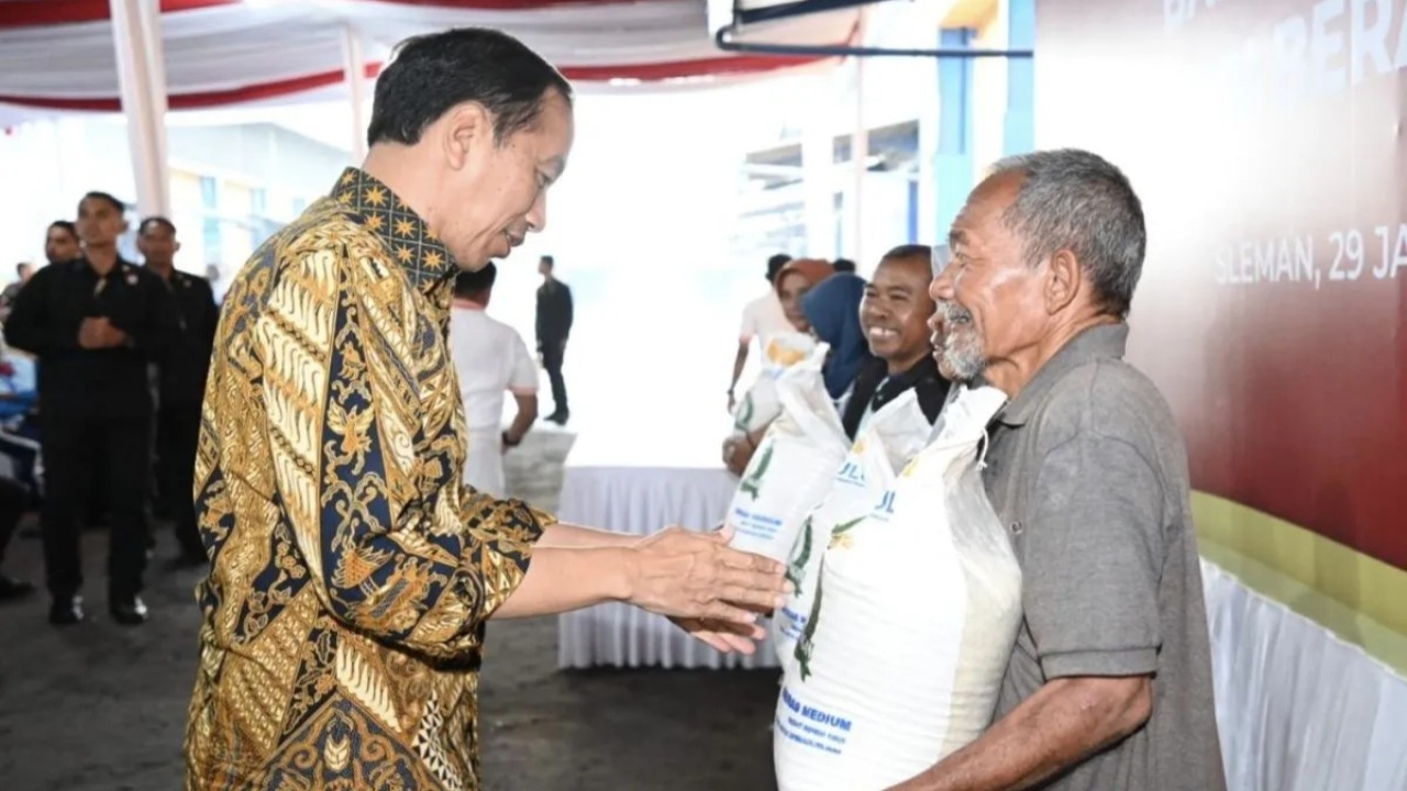 Presiden Jokowi saat memberikan bantuan pangan di Yogyakarta. (Antara)