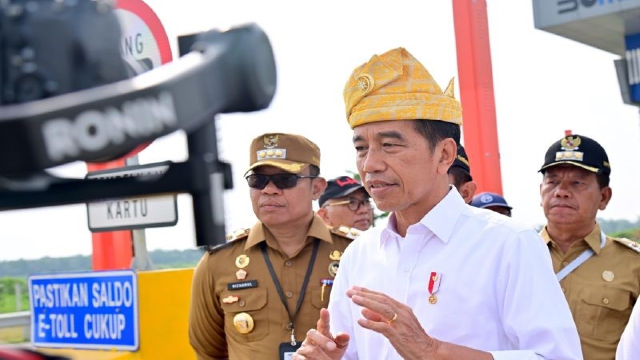 Presiden Joko Widodo saat menyampaikan keterangan pers di sela-sela kunjungan kerja di Kabupaten Batubara, Sumatera Utara, Rabu (7/2/2024). (ANTARA/HO-BPMI Setpres)