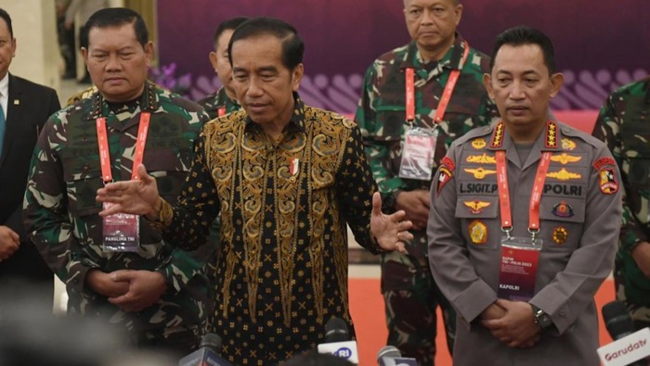 Presiden Jokowi (tengah) dan Kapolri Jenderal Listyo Sigit Prabowo (kanan). (Antara)