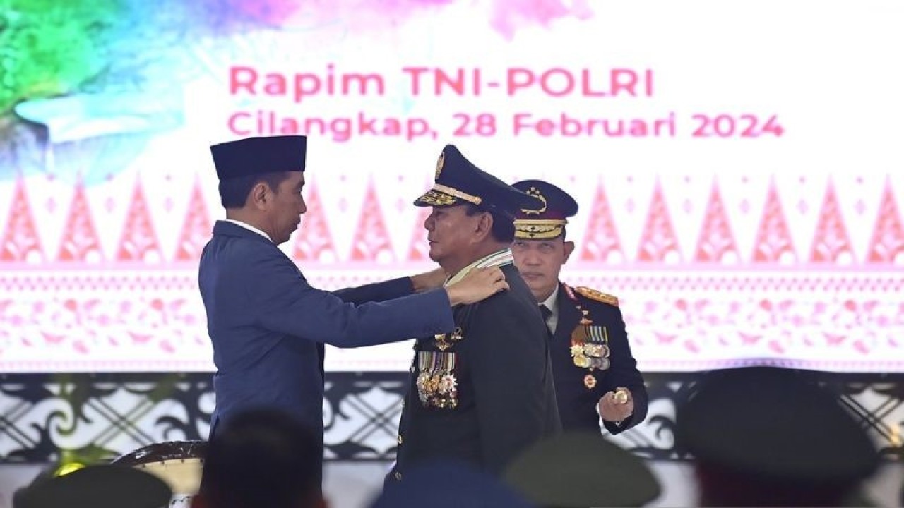 Presiden Joko Widodo (kiri) saat menyematkan pangkat Jenderal TNI Kehormatan kepada Menteri Pertahanan Prabowo Subianto (tengah) dalam Rapim TNI dan Polri Tahun 2024 di Mabes TNI, Cilangkap, Jakarta Timur, Rabu (28/2/2024). (ANTARA FOTO/Sigid Kurniawan/nym/pri)