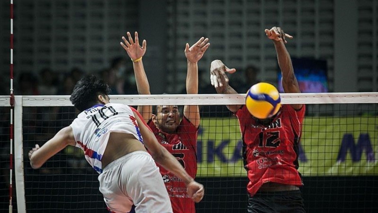 Debutan tim voli SEA Games Indonesia Fahri Septian Putratama (kiri) saat tampil memperkuat Klub Lavani dalam seri ketiga putaran kedua Final Four Putra PLN Mobile Proliga 2023 di Sritex Arena, Solo, Jawa Tengah, Minggu (12/3/2023). (ANTARA FOTO/Mohammad Ayudha/nz.)