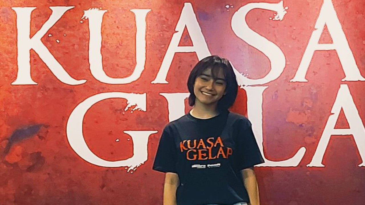 Anggota grup idola dari generasi ketujuh JKT48 Raden Rara Freyanashifa Jayawardana atau akrab dipanggil Freya memastikan debut di layar sinema dengan memerankan tokoh Cilla pada film horor berjudul "Kuasa Gelap" ("Dominion of Darkness") yang syuting mulai 10 Februari saat ditemui di Jakarta, Senin (5/2/2024). ANTARA/Abdu Faisal