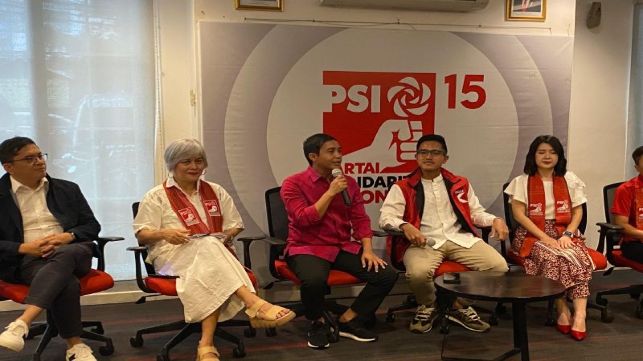 Wakil Menteri Agraria dan Tata Ruang/Badan Pertanahan Nasional (ATR/BPN) sekaligus Sekjen Partai Solidaritas Indonesia (PSI) Raja Juli Antoni (tengah) saat konferensi pers di Kantor DPP PSI, Jakarta, Jumat (16/2/2024) malam. ANTARA/Fath Putra Mulya