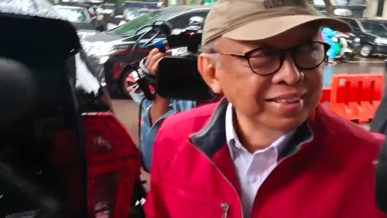 Rektor nonaktif Universitas Pancasila Edie Toet Hendratno alias ETH (72) saat tiba di Polda Metro Jaya, Kamis (29/2/2024). ANTARA/Ilham Kausar