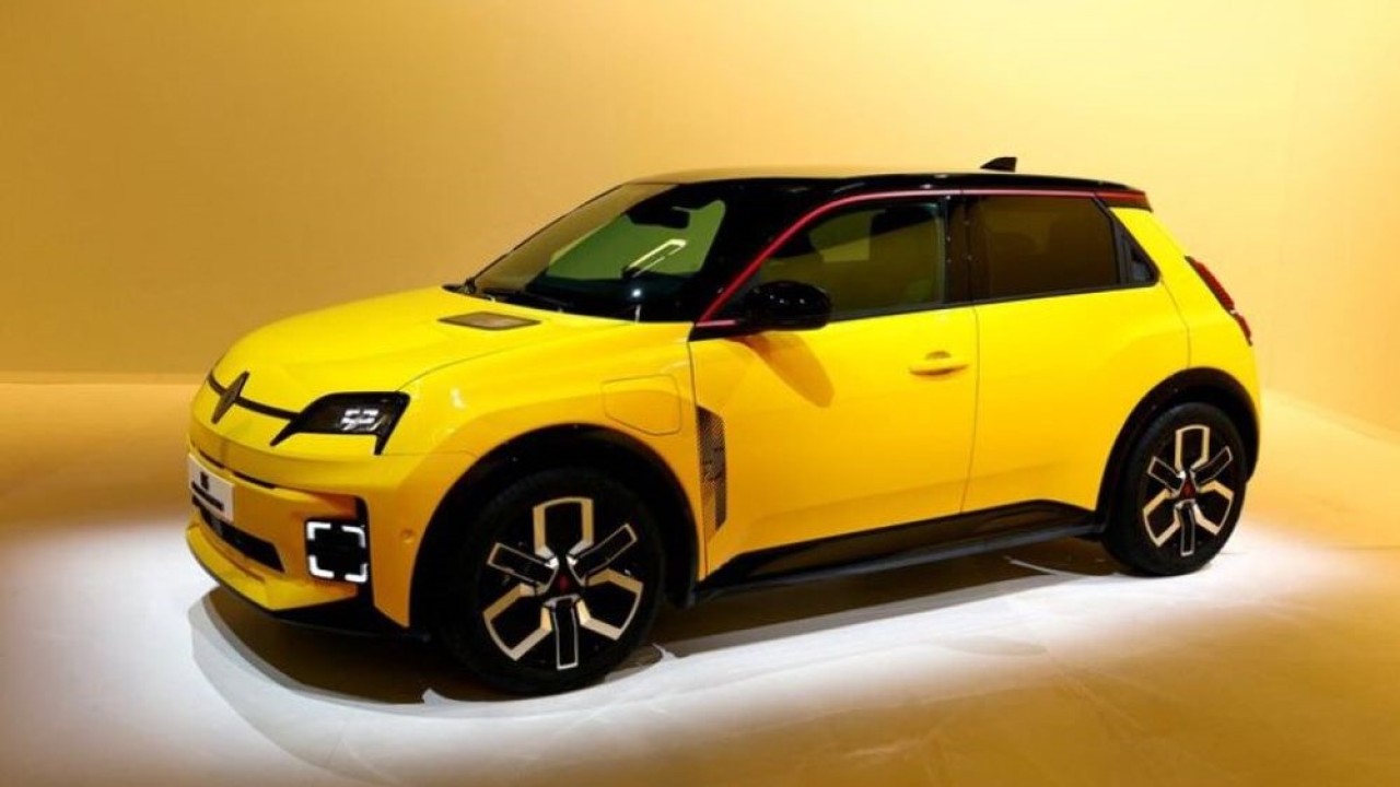 Mobil listrik baru Renault 5 E-Tech diperkenalkan pada acara pra pameran Geneva Motor Show, di Aubervilliers, dekat Paris, Prancis, 12 Februari 2024. (Foto: Dok/Gonzalo Fuentes/Reuters)