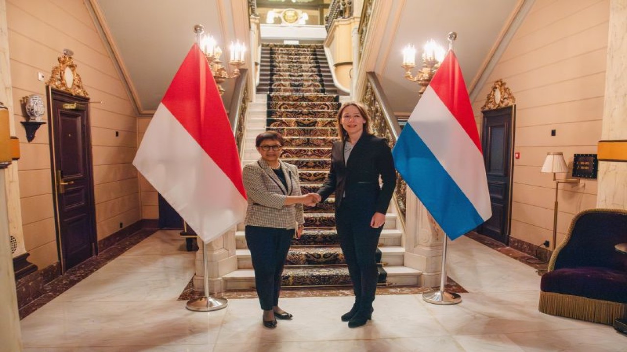 Menteri Luar Negeri RI Retno Marsudi (kiri) berjabat tangan dengan Menlu Belanda Hanke Bruins Slot (kanan) di Den Haag, Rabu (31/1/2024). (ANTARA/HO-Kemlu RI)