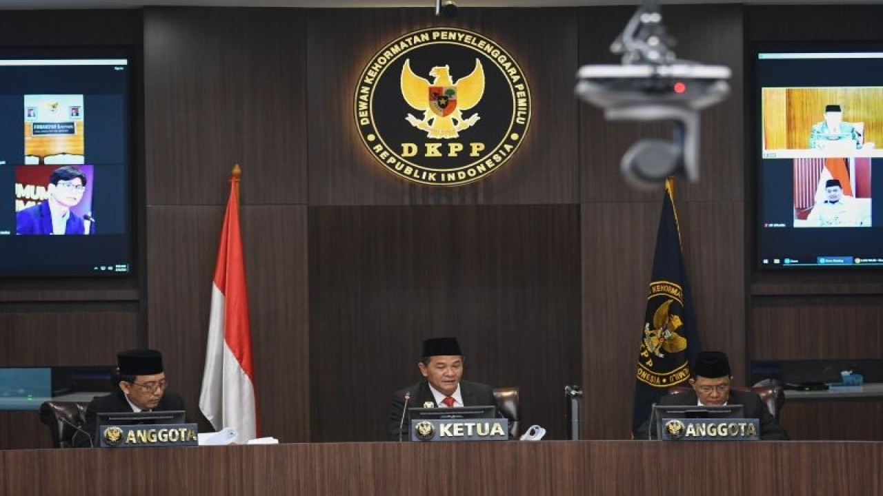 Ketua Dewan Kehormatan Penyelenggara Pemilu (DKPP) Heddy Lugito (tengah) didampingi anggota DKPP I Dewa Kade Wiarsa Raka Sandi (kiri) membacakan vonis terhadap Ketua KPU Hasyim Asy'ari terkait penerimaan pendaftaran Gibran Rakabuming Raka sebagai Bakal Calon Wakil Presiden dalam sidang putusan di DKPP, Jakarta, Senin (5/2/2024). . ANTARA FOTO/Aditya Pradana Putra/rwa.