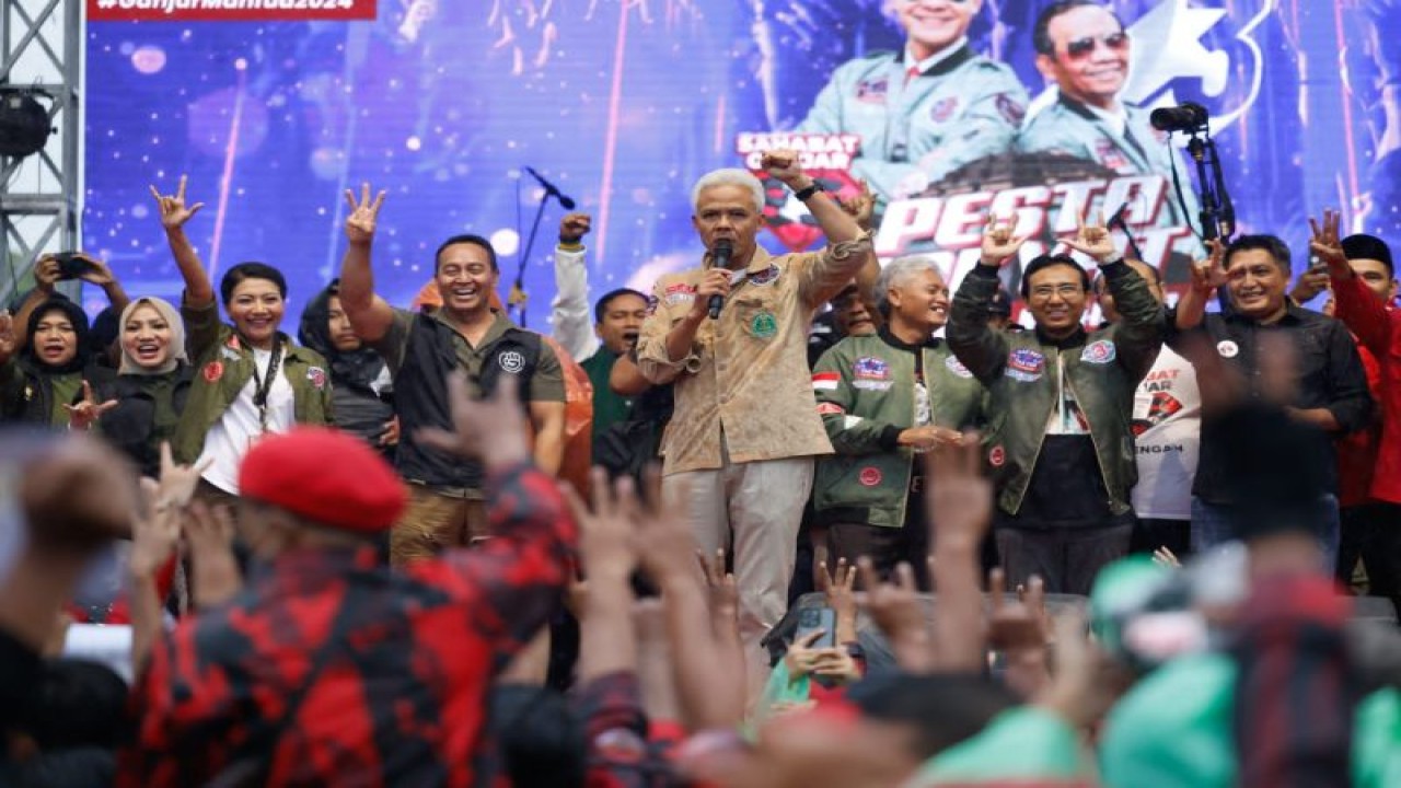 Calon presiden nomor urut 3 Ganjar Pranowo berorasi di Lapangan Delangu, Klaten, Jawa Tengah, Rabu (7/2/2024). ANTARA/HO-Media Center TPN
