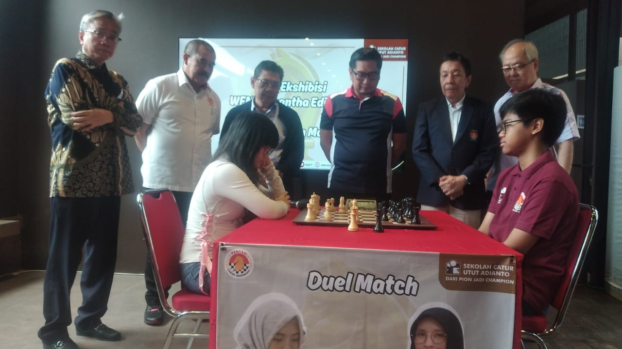 Pecatur putri Samantha Edithso bertandingan melawan pecatur putra Fabian Mariano (kanan) pada pembukaan Kejuaraan Catur 2nd Percasi-SCUA FIDE RATED 2024/ist