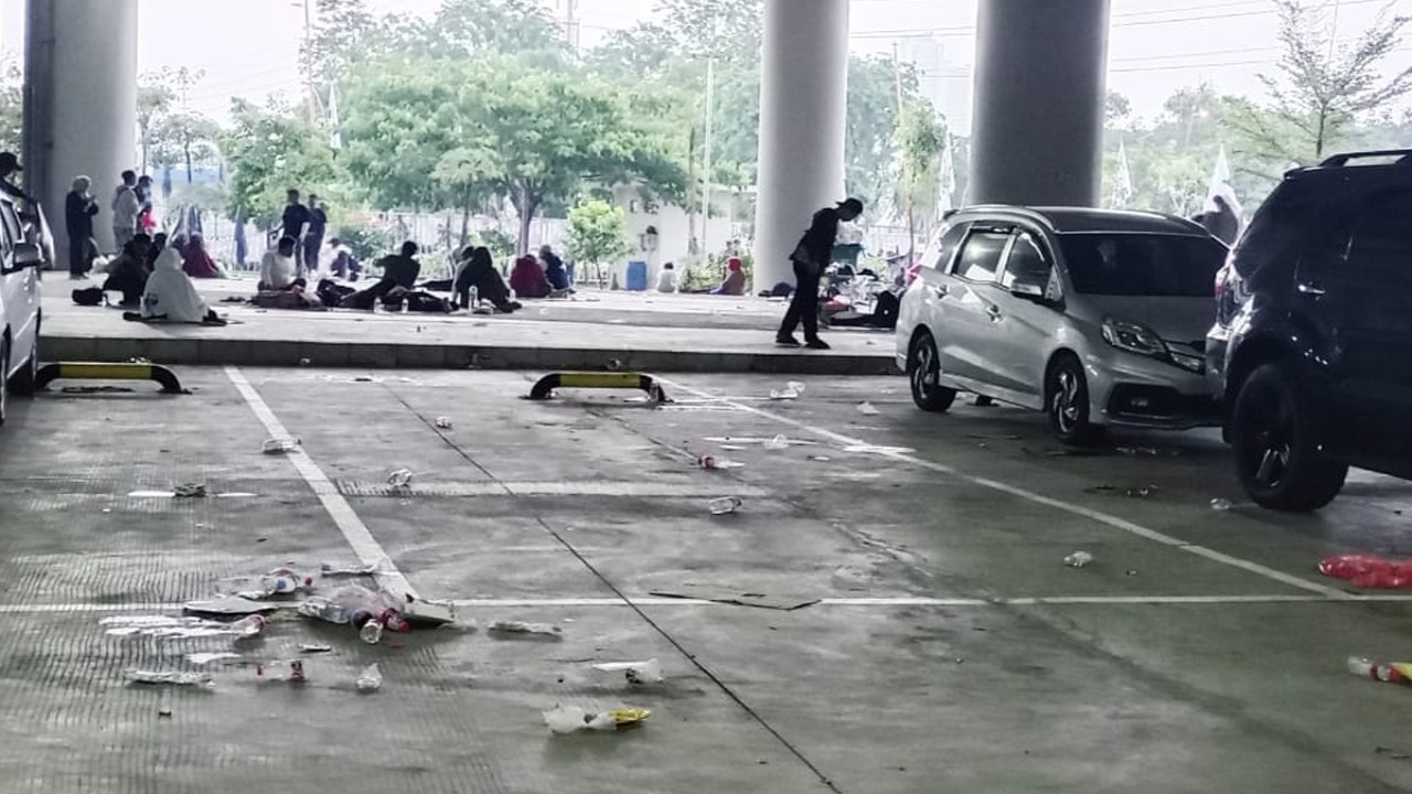 Foto penampakan sampah  berserakan di lokasi area luar lapangan, mulai dari botol Aqua, kotak bekas kue, hingga bungkus nasi di kampanye akbar Anies-Muhaimin Sabtu (10/2/2024). (foto: nusantaratv.com/Arfa Gandhi)