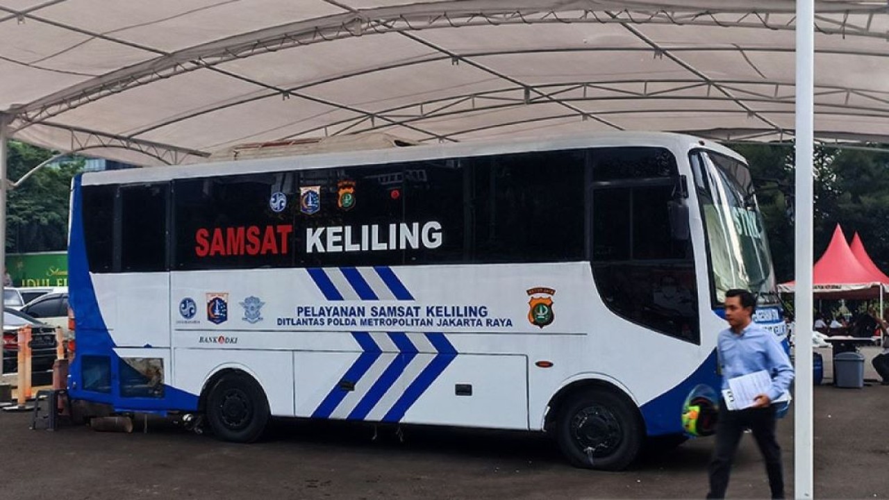 Bus Samsat Keliling Direktorat Lalu Lintas Polda Metro Jaya. (ANTARA/Ilham Kausar/am)