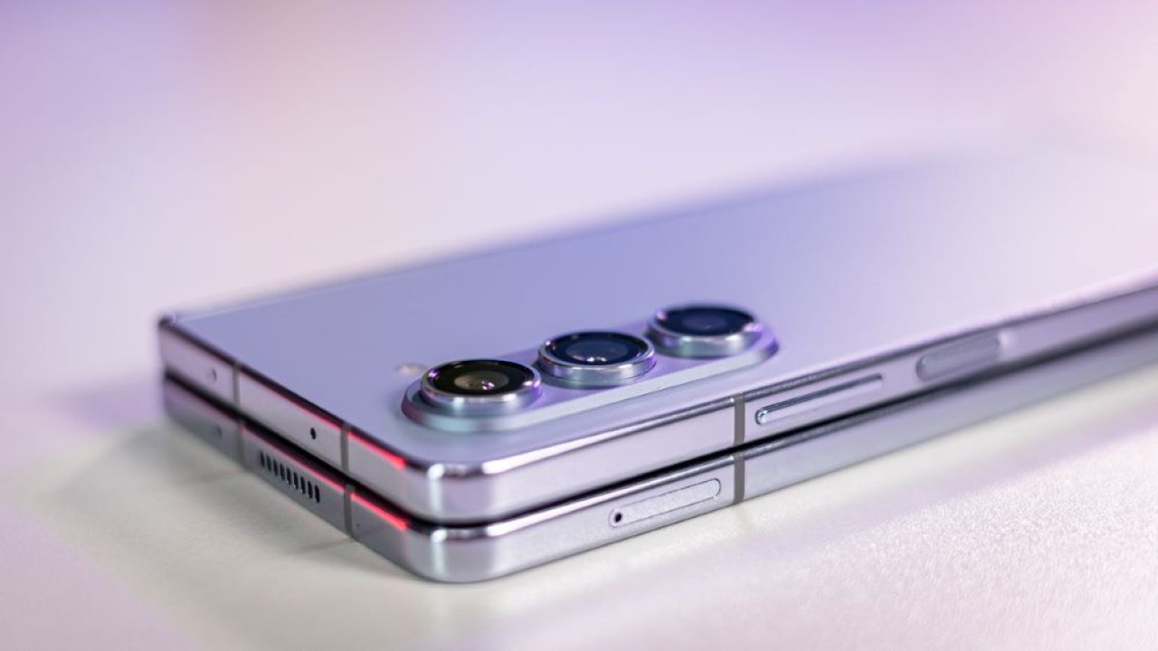 Samsung dilaporkan akan melakukan inovasi yang cukup besar pada perilisan ponsel layar lipatnya. (Phone Arena)