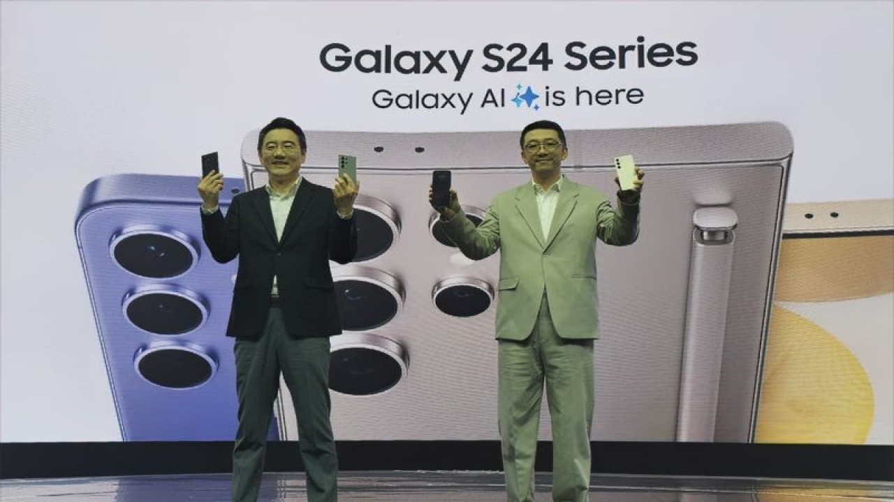 President of Samsung Electronics Indonesia Harry Lee dan Vice President MX Business Samsung Electronics Indonesia dan Head of Mobile eXperience Business Samsung Electronics Indonesia Lo Khing Seng dalam peluncuran resmi Galaxy S24 series untuk pasar Indonesia di Jakarta, Kamis (1/2/2024). (ANTARA/Livia Kristianti)