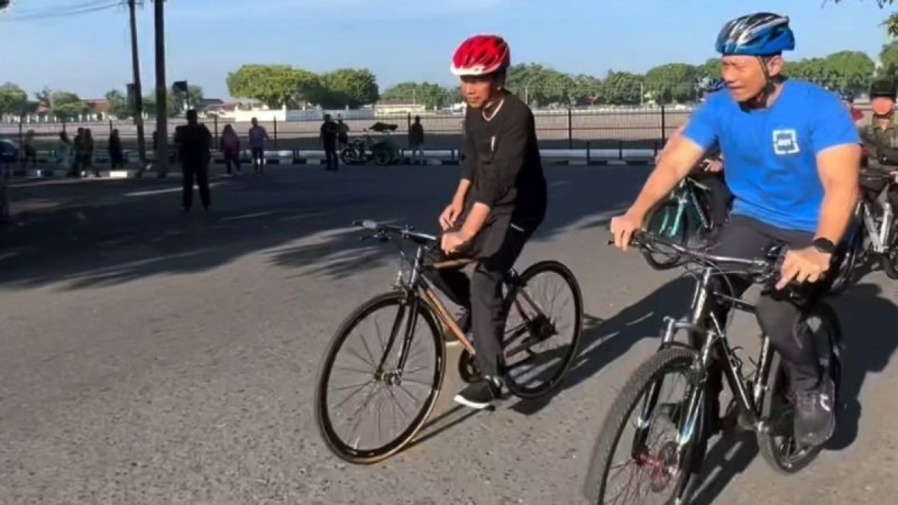 Tangkapan layar - Presiden Joko Widodo dan Ketua Umum Partai Demokrat Agus Harimurti Yudhoyono saat bersepeda santai bersama di Yogyakarta, Minggu (28/1/2024). (ANTARA/Rangga Pandu Asmara Jingga/am)