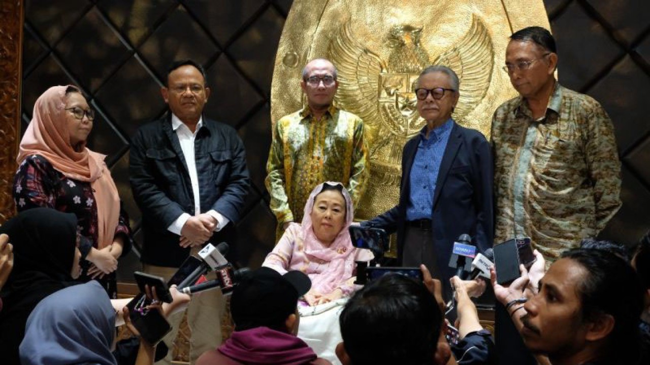 Rombongan GNB yang dipimpin Shinta Nuriyah Abdurrahman Wahid bersama Ketua KPU RI Hasyim Asy'ari di Kantor KPU RI, Jakarta, Kamis (1/2/2024). (ANTARA/HO-GNB)
