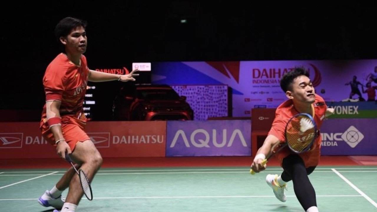 Pebulu tangkis ganda putra Indonesia Leo Rolly Carnando (kanan) dan Daniel Marthin (kiri) mengembalikan kok ke arah lawannya asal Denmark Kim Astrup dan Anders Skaarup Rasmussen pada final turnamen Daihatsu Indonesia Masters 2024 di Istora Senayan, Gelora Bung Karno (GBK), Jakarta, Minggu (28/1/2024). Leo dan Daniel menjuarai ganda putra Indonesia Masters 2024 usai menang dalam rubber gim dengan skor 21-12, 20-22, 21-11. ANTARA FOTO/M Risyal Hidayat/tom.