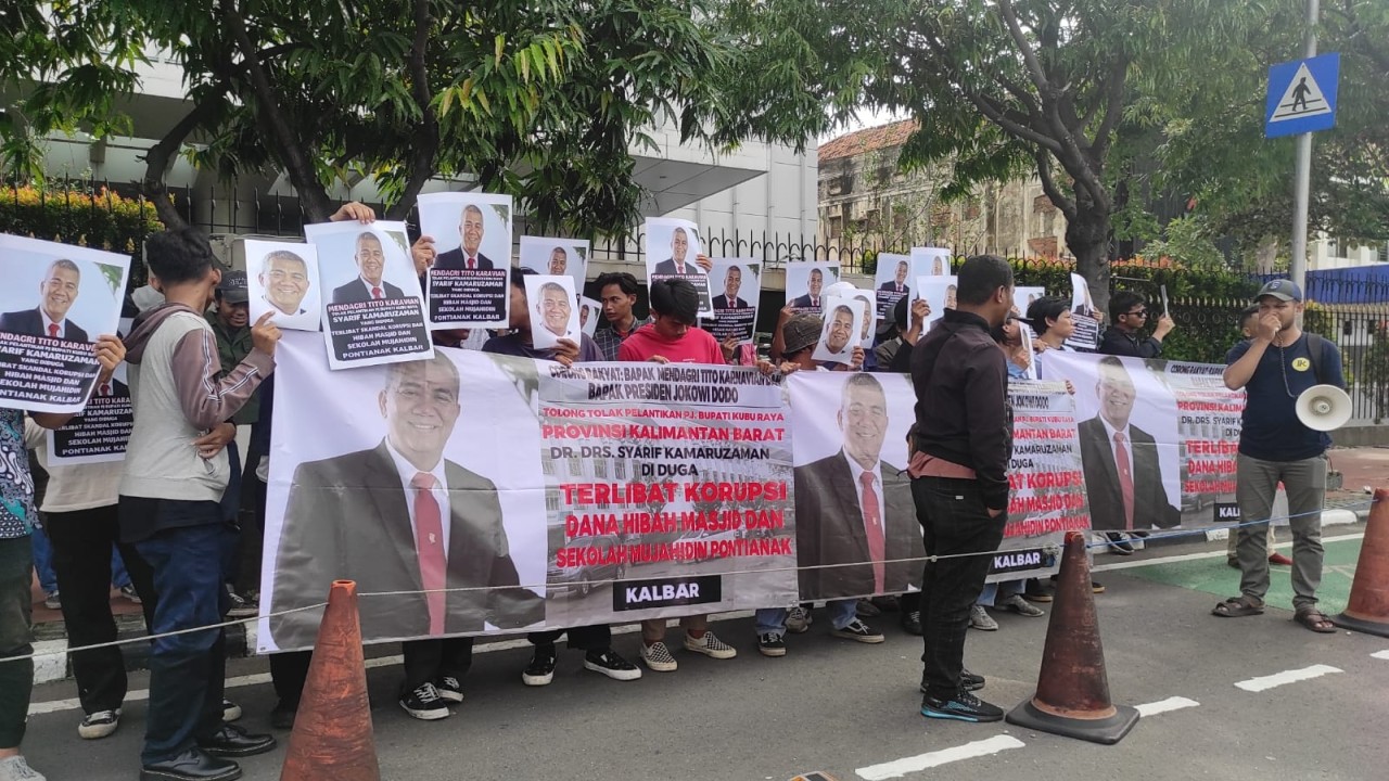 Unjuk rasa menolak pelantikan Syarif Kamaruzaman sebagai Pj Bupati Kubu Raya.
