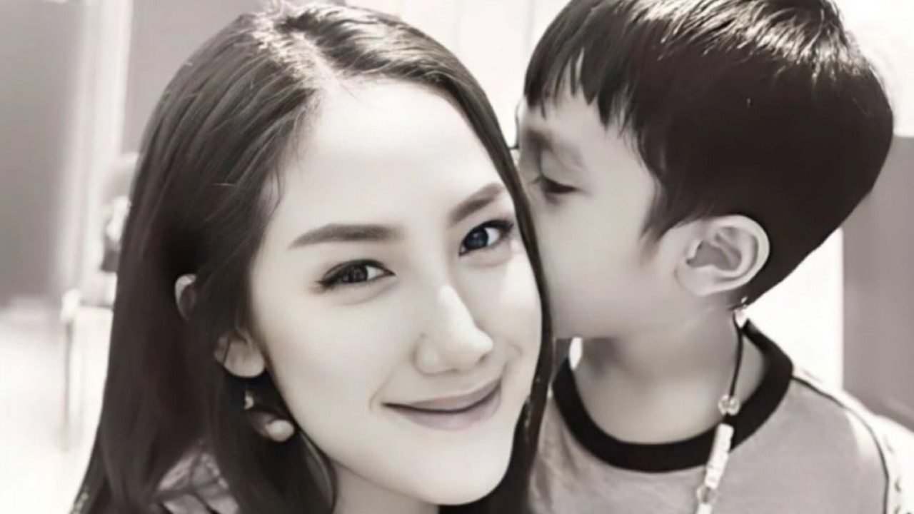 Artis Tamara Tyasmara dan putranya, Dante.