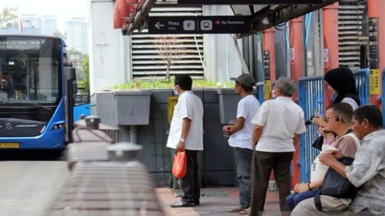 Arsip foto - Bus TransJakarta di terminal Blok M. (Foto: ANTARA/Lifia Mawaddah Putri)