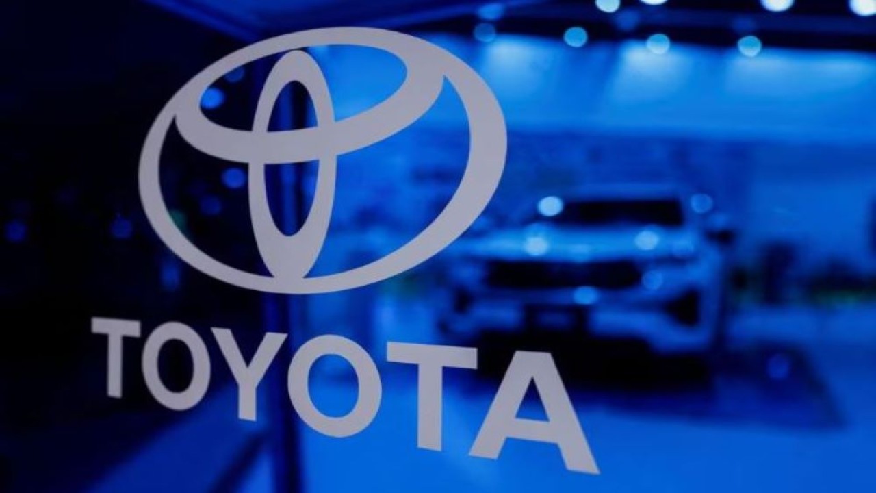 Logo Toyota di acara pameran di Bharat Mobility Global Expo yang diselenggarakan oleh Kementerian Perdagangan India di Pragati Maidan di New Delhi, India, 1 Februari 2024. (Foto: Dok/Anushree Fadnavis/Reuters)