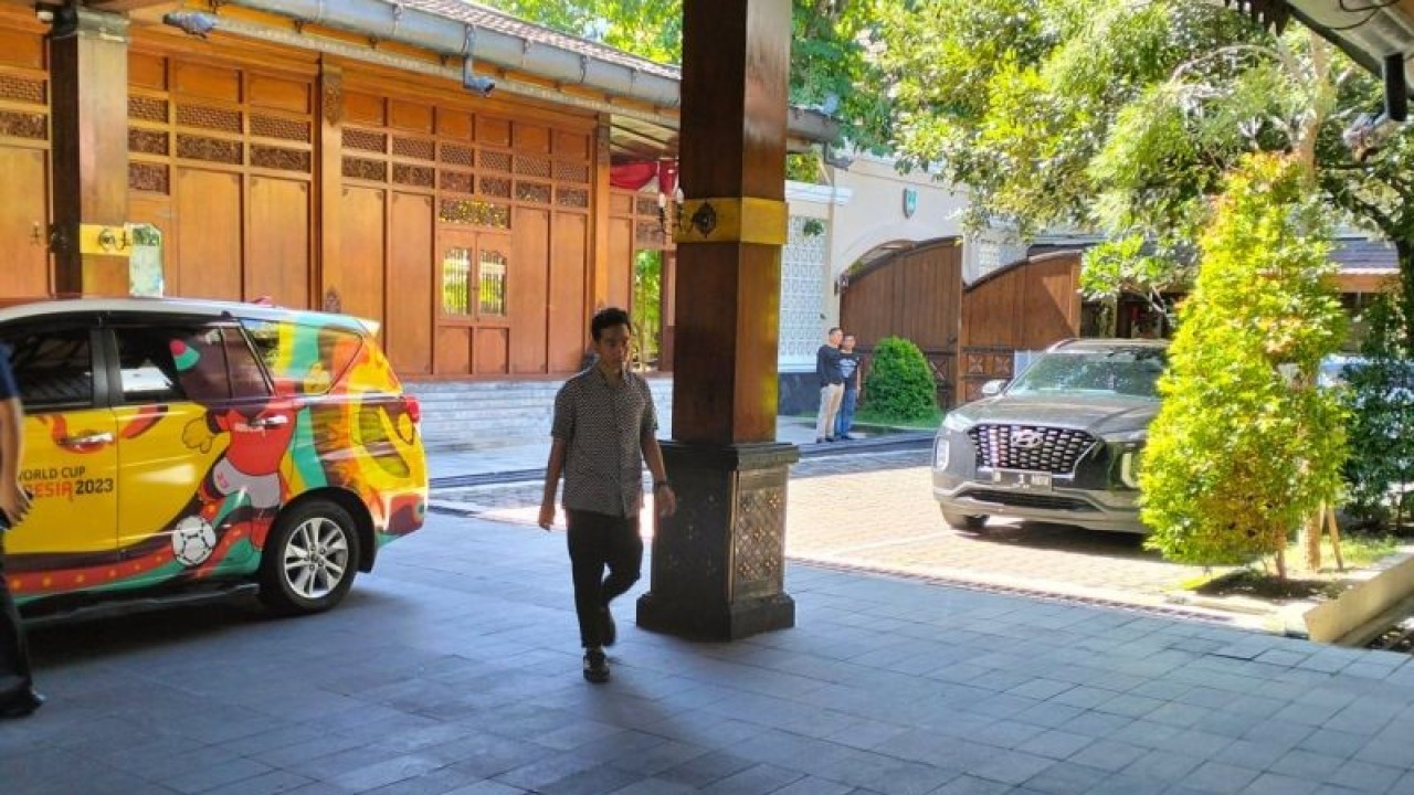 Wali Kota Surakarta Gibran Rakabuming Raka di Balai Kota Surakarta, Jawa Tengah, Senin (26/2/2024). (ANTARA/Aris Wasita)