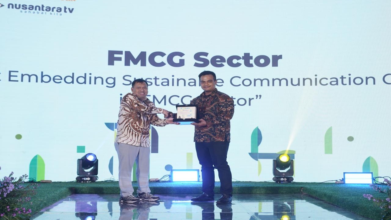 Wings Surya terima penghargaan dari Nusantara TV