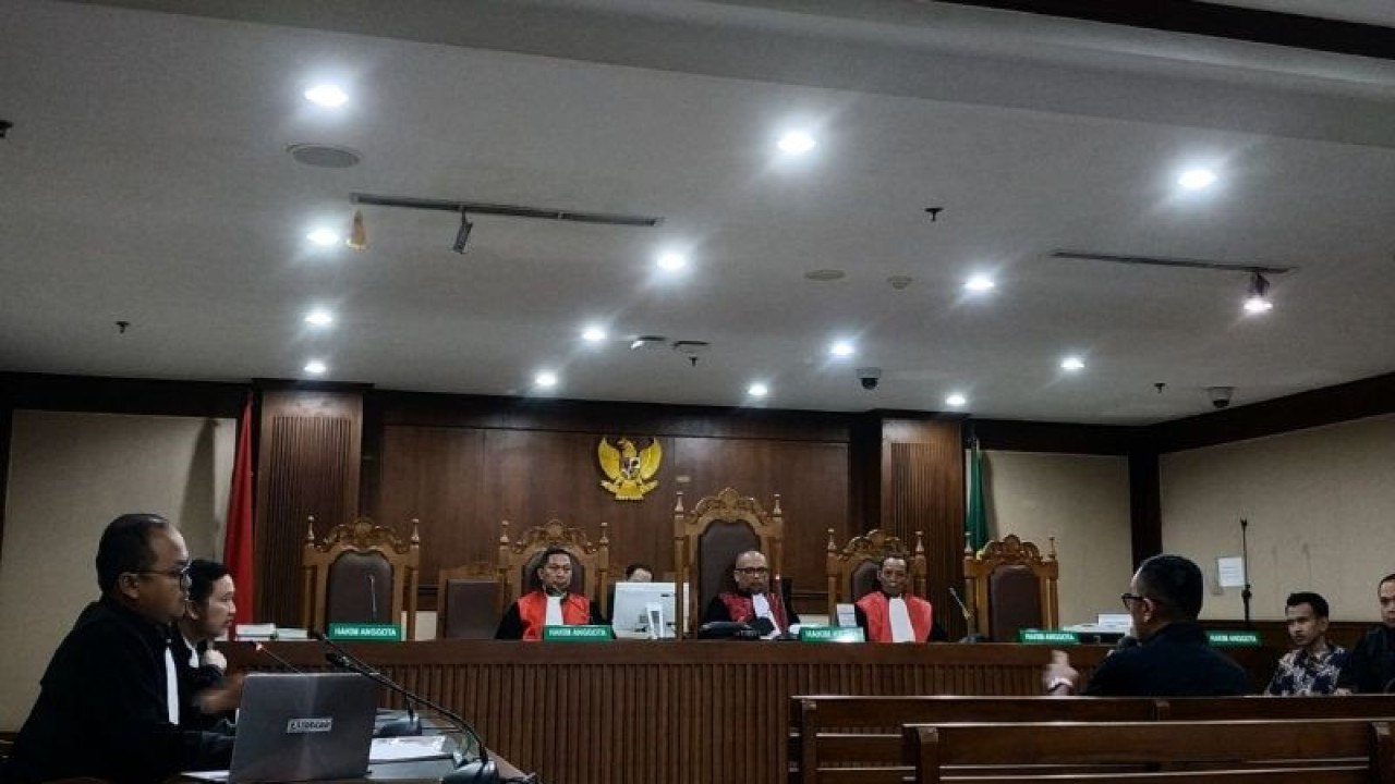 Wakil Ketua Komisi III DPR RI Ahmad Sahroni dalam sidang pemeriksaan saksi pelapor kasus pencemaran nama baik terkait pembungkaman Rp30 miliar di Pengadilan Tindak Pidana Korupsi dalam Pengadilan Negeri Jakarta Pusat, Selasa (05/03/2024). (ANTARA/Agatha Olivia Victoria)
