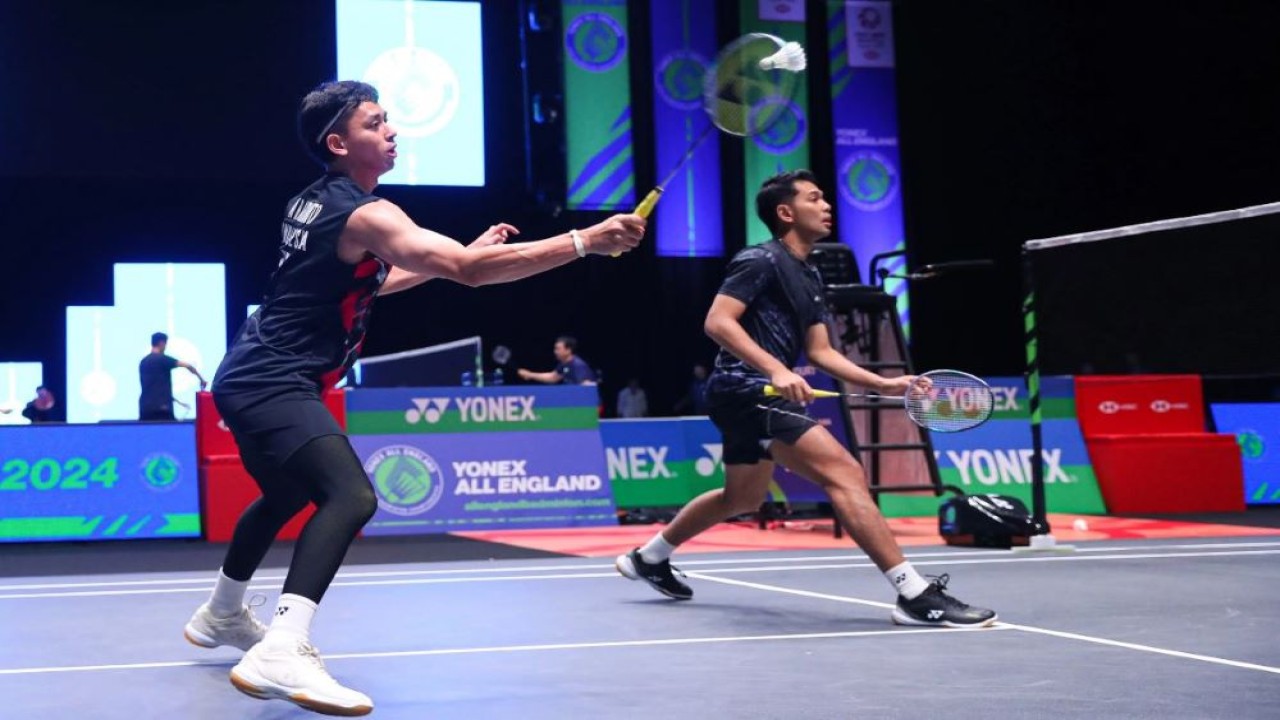 Ganda putra Indonesia Fajar Alfian/Muhammad Rian Ardianto melakukan latihan jelang turnamen All England 2024, di Utilita Arena, Birmingham, Inggris, pada 12-17 Maret. (Foto: Humas PBSI)