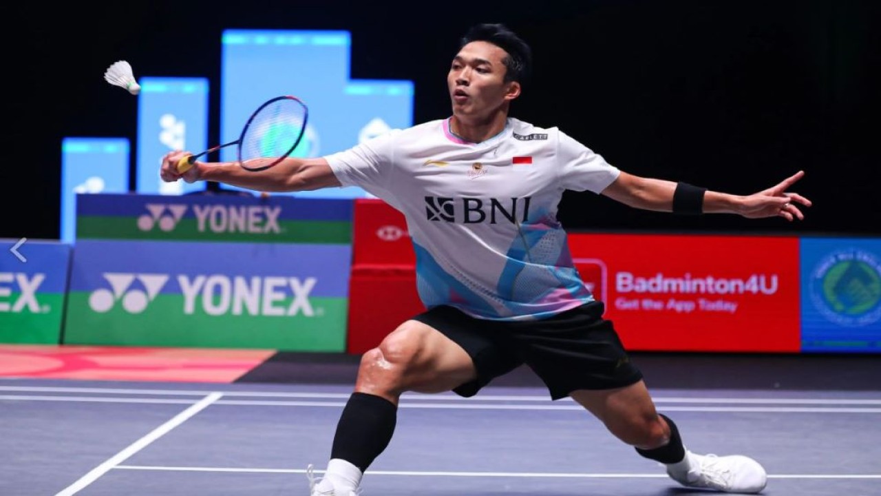 Jonatan Christie berhasil menyingkirkan unggulan dua asal China, Shi Yu Qi di perempat final All England 2024. (Foto: Humas PBSI)