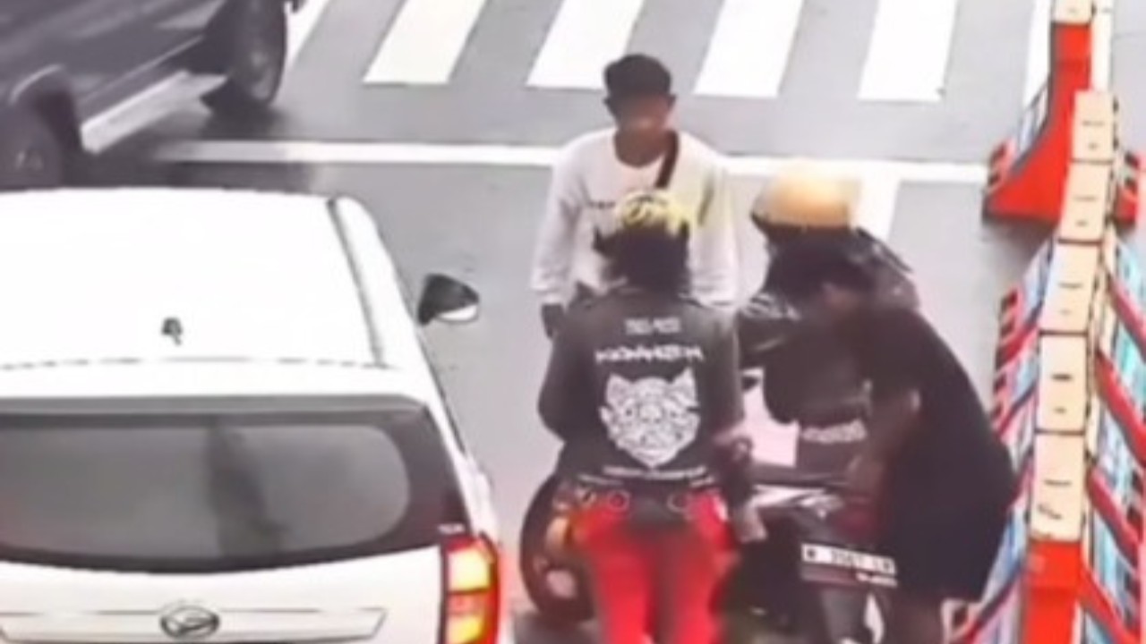 Tangkap Layar - Anak punk bantu ibu-ibu yang  ditabrak dari belakang oleh sebuah mobil. (Foto: Instagram/@info_jabodetabek)