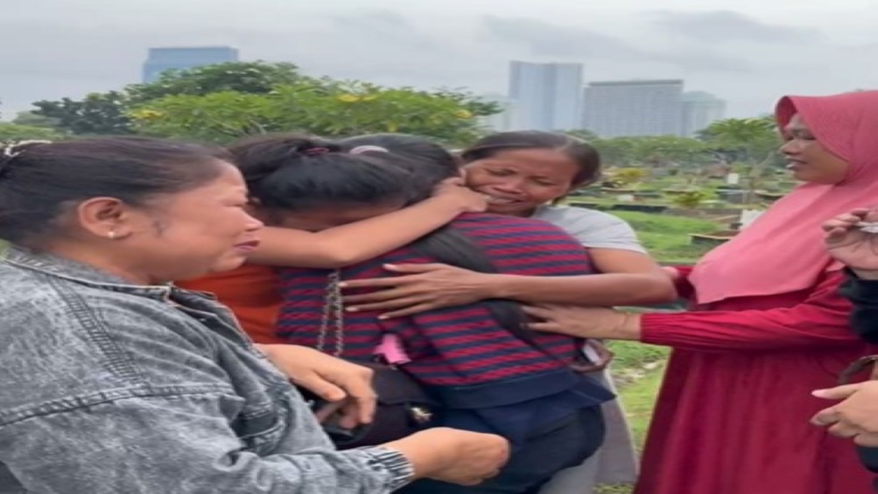 Annisah seorang TKW Malaysia di Sambut Hangat Keluarga Saat Pulang Ke Tanah Air.