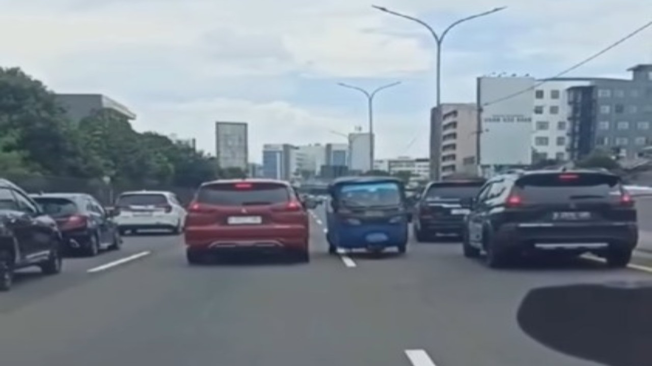 tangkap layar bajaj lawan arus. Foto: Instagram @Fakta.Jakarta)
