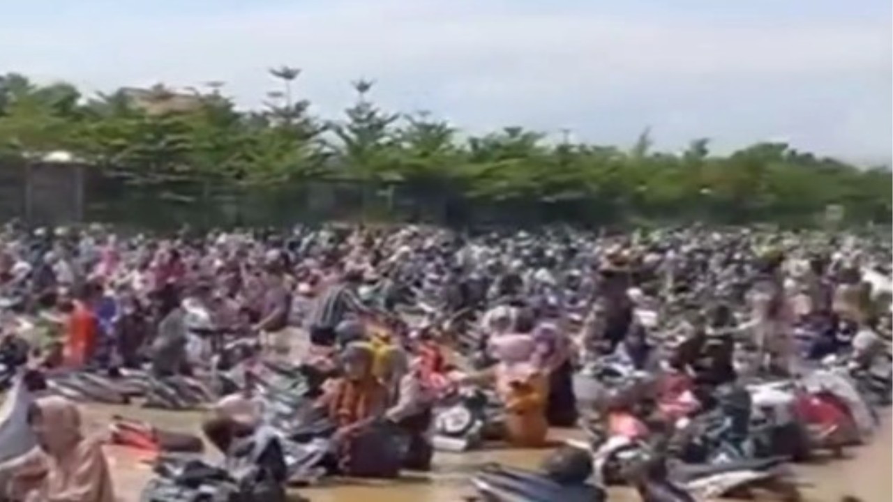 Tangkap layar - Bajir melanda pakiran PT Longrich. (Foto: Instagram/@info.negeri)