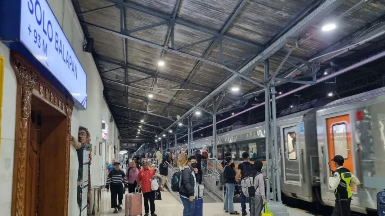 Para penumpang di Stasiun Solo Balapan tak bisa melanjutkan perjalanan ke daerah tujuan karena jalur kereta terdampak banjir Semarang/ist