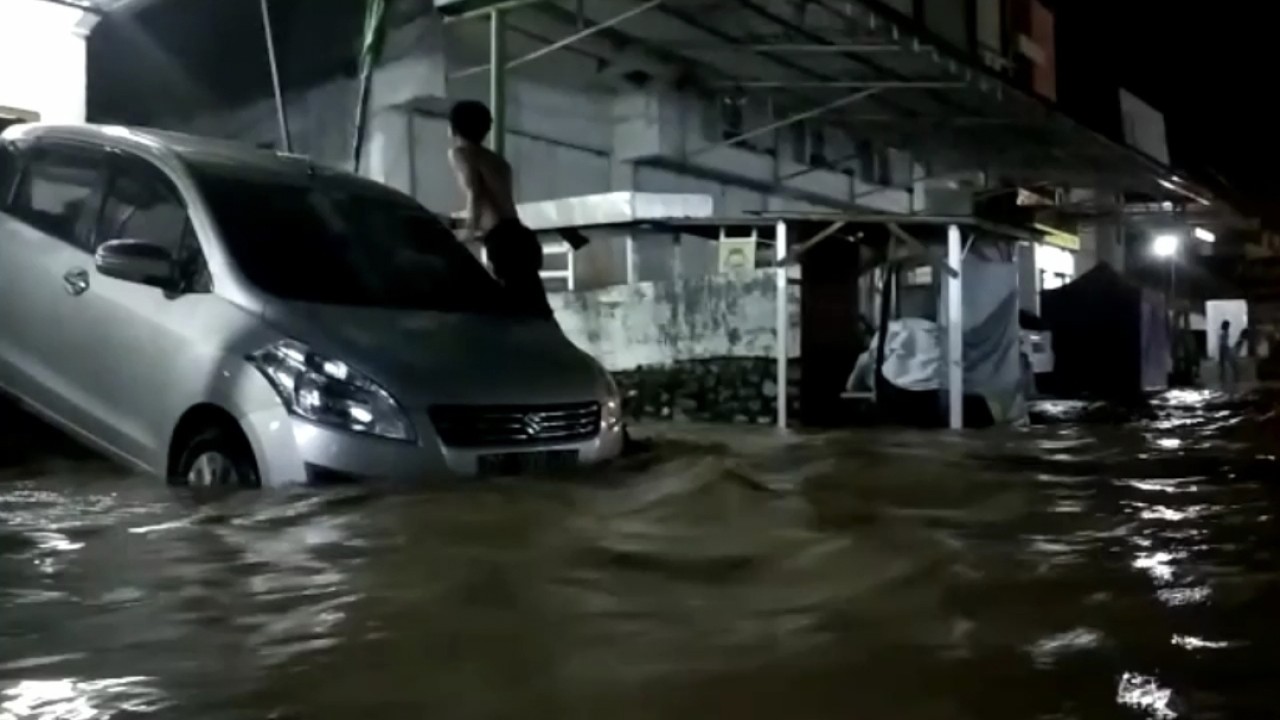 Banjir di kota Palopo akibat meluapnya sungai Latuppa