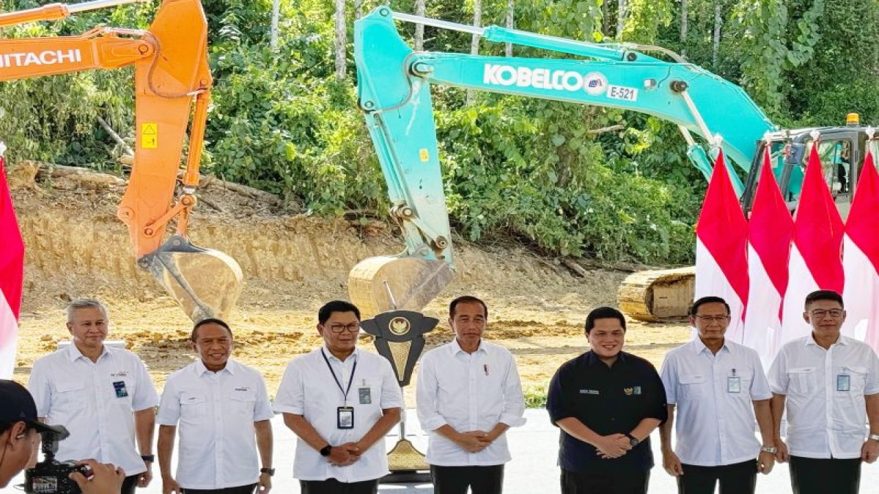 Presiden Joko Widodo (Jokowi), Menteri BUMN Erick Thohir, dan Direktur Utama Bank Mandiri Darmawan Junaidi melakukan groundbreaking kantor berbasis digital bertajuk Mandiri Digital Services, di Ibu Kota Nusantara (IKN), Penajam Paser Utara, Kalimantan Timur (Kaltim), Kamis (29/2/2024). ANTARA/HO-BMRI